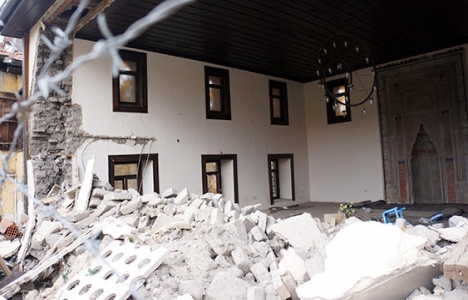 Tarihi Zeynel Abidin Camii'nin duvarı çöktü!