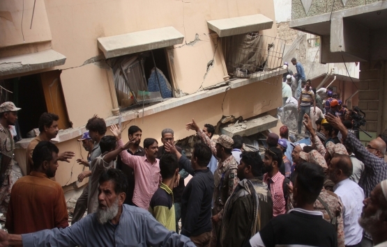 Pakistan da 5 katlı bina çöktü!