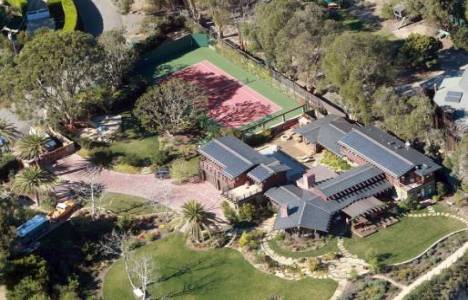  Aniston ve Theroux çifti Julia Roberts'ın evinde evlenecek!