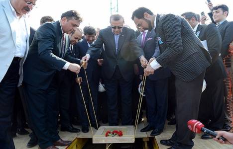 Tayyip Erdoğan cami inşaatına imzalı mihrap taşı koydu!