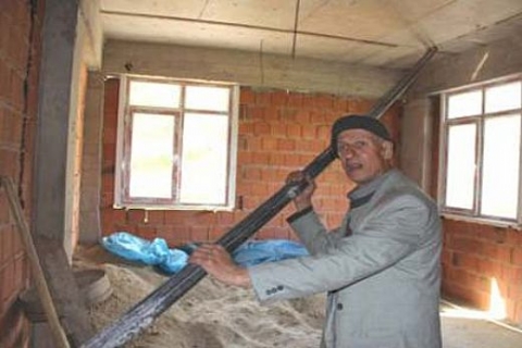 Rize İkizdereli Mustafa Çilo, evinden geçirdiği telefon hattına ikinci katta beton döktü!