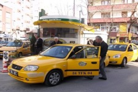 Taksici, modern duraklar için yer istiyor!