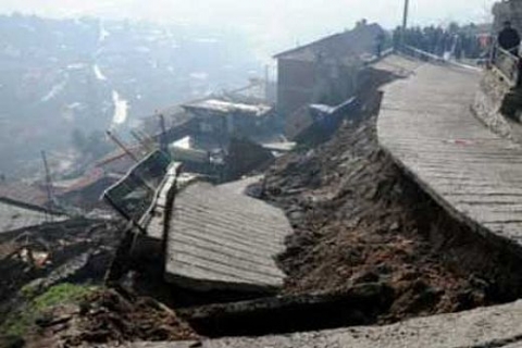 Kırşehir'deki heyelanda 11 ev hasar gördü!