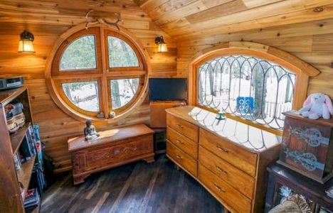 İşte Laura ve Matt çiftinin 11 metrekarelik doğayla içiçe evi!