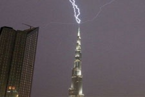 Burç Halife 'ye yıldırım düştü!