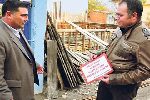 Su ve elektriği kesilmesine rağmen vatandaş, hasarlı evlerden çıkmıyor!