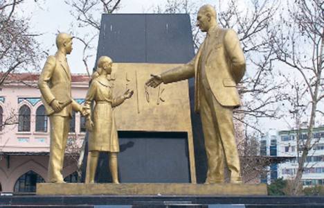 Kadıköy'deki Başöğretmen Atatürk Anıtı kaldırılmayacak! 