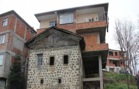 Baba evini yıkmayıp üstüne ev inşa etti!