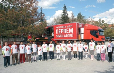  Aksigorta 3 milyon kişiye deprem eğitimi verdi!