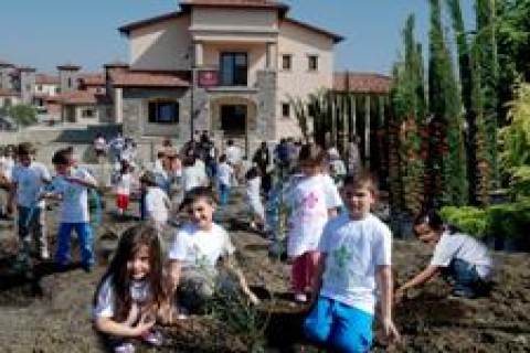 Toskana Vadisi'nin ilk fidelerini çocuklar dikti