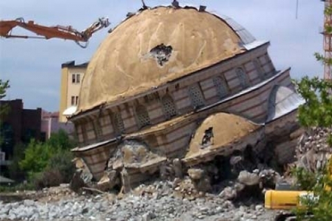 Marmara İlahiyat Vakfı Camii'nin kubbesi de yıkıldı!
