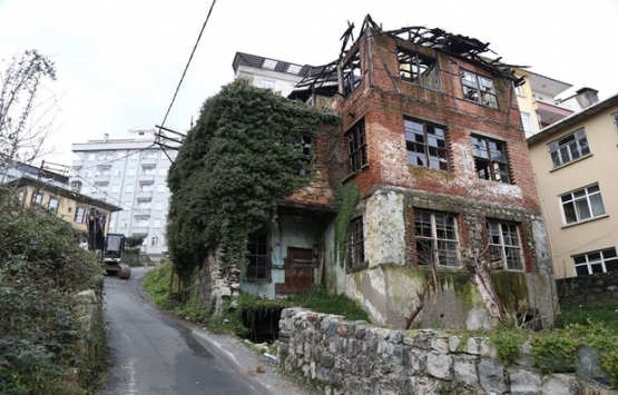 Rize'de tinercilerin mekanı haline gelen bina yıkıldı!