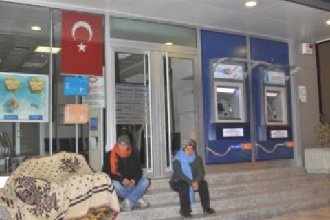 TOKİ'nin Manisa konutları için 3 gün önceden kuyruğa girdiler, yoklama alıyorlar!