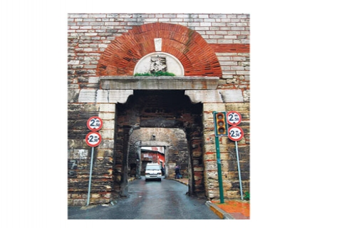  İBB, tarihi sur kapılarından geçişi yasaklıyor! Tuğralar yaşasın diye!