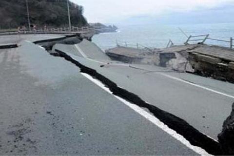 Karadeniz Sahil Yolu Artvin ile Hopa arasında çöktü!