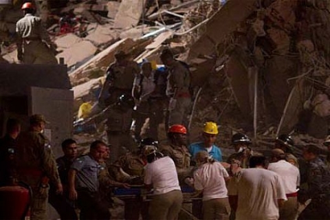 Janeiro kentinde çöken 3 binada 4 kisi öldü, 22 kişi hala kayıp!