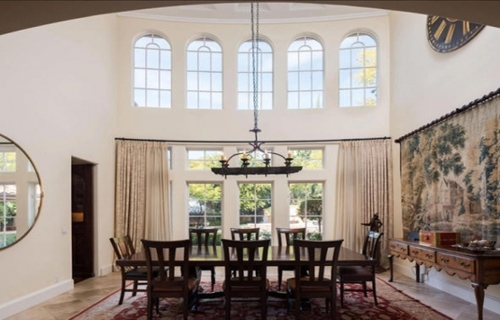 Charlie Sheen Beverly Hills teki evini 8 milyon dolara satıyor!