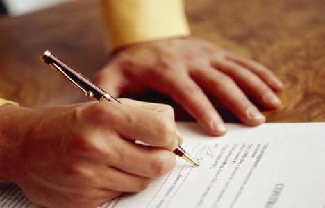 Emlak ofisinin ev sahibi ile yaptığı sözleşme neleri içerir?