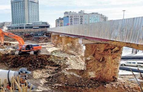  Taksim'i yayalaştırma sırasında yapılan üstgeçit korkutuyor!
