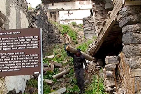  Kars'ta belediye tarihi Osmanlı evlerini yıkıyor!