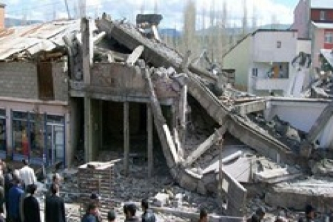 Erzurum'da dört katlı bina müteahhitin üzerine çöktü!