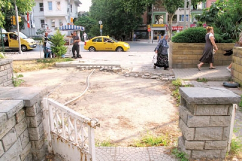 Bağdat Caddesi apartman sakinleri kaldırımlarını geri istiyor!