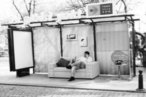 Türk Telekom otobüs duraklarını ev gibi dekore etti