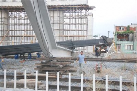  17 tonluk kiriş, tren raylarının üzerine düştü! 