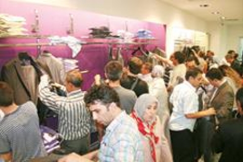 MOL Bursa açılışında 21 TL'ye takım elbise sattı!