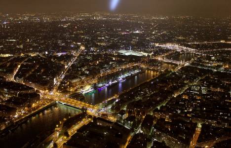 Fransa'da gaz patlaması nedeniyle bina çöktü!