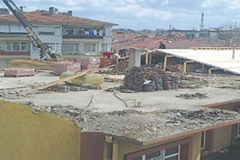 Üsküdar Anadolu Meslek Lisesi kız yurdundaki tadilat 2 aydır bitmiyor!