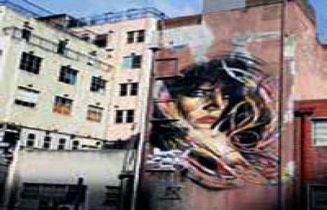 Tatiana Marinescu'nun resmini apartmanın yan cephesine yaptırdı!