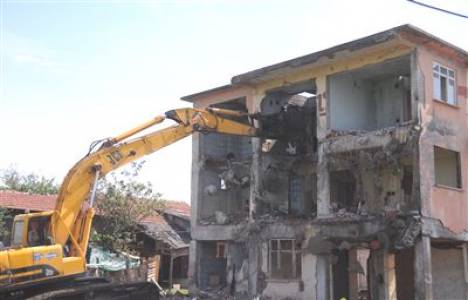 Yıkılacak derecede tehlikeli yapılar!