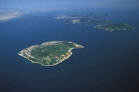 Adalar'da dükkan ve ofislerin bulunduğu bina 1 milyon 750 bin TL'ye icradan satılık!