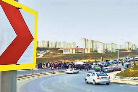 TOKİ Kayaşehir Konutları'na giden yoldaki keskin viraj kazalara davetiye çıkarıyor!