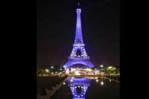 Eyfel Kulesi'ne Arupa Birliği makyajı