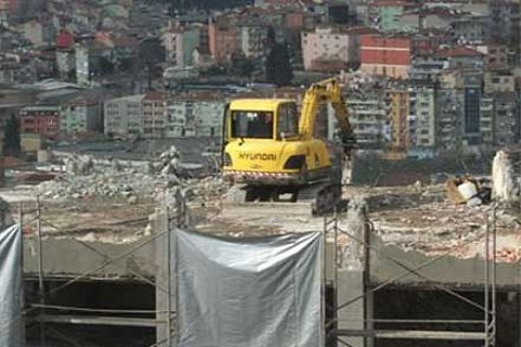 Dozer 8 katlı binaya çıktı ve yıkıma başladı!