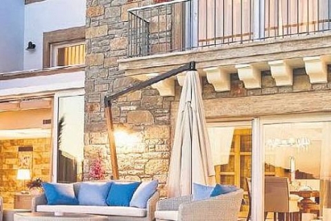 Reza Zarrab, Ebru Gündeş'e 2 yalı ve Sapphire'deki ofisten sonra yazlık aldı!