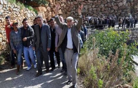  2b arazi satışları için Antalyalı köylüler yolu kapattı!