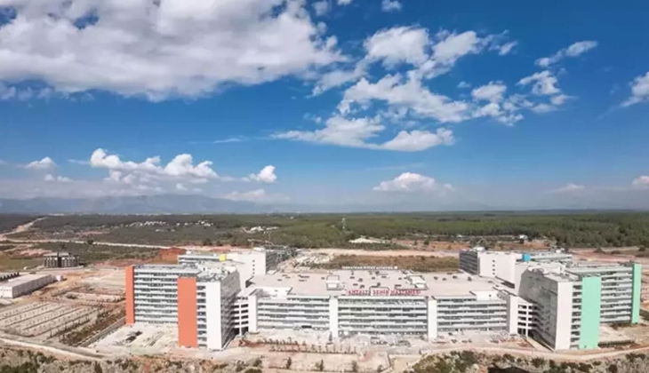 Antalya nın ilk ve tek şehir hastanesinin açılışı geri sayım başladı: Depremlerde 32 santim esneyebilecek!