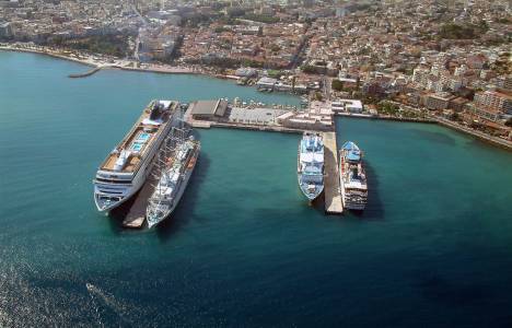 Kuşadası Yolcu Limanı'na 3 kruvaziyer dolusu turist geldi!