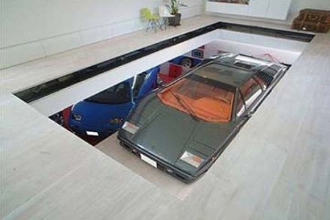 Lamborghini birkaç saniyede evin salonunda!