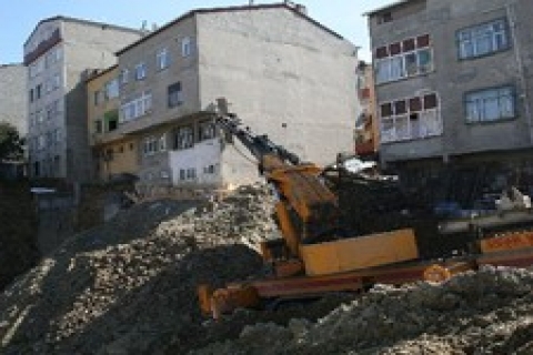 Bağcılar'daki vinçli ev için mahkemeye gidiliyor!