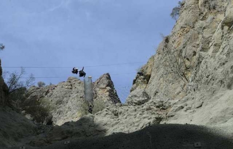Yusufeli Barajı nın inşaatında profesyonel dağcılar çalışıyor!