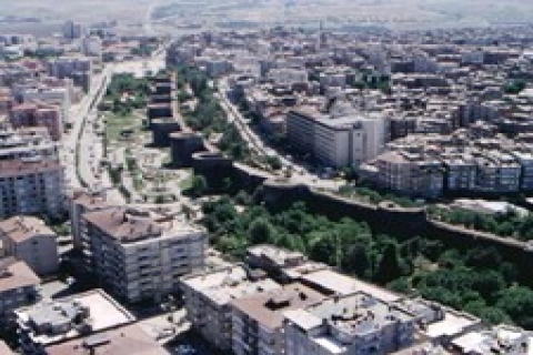 Diyarbakır'da icradan 1 milyon 162 bin TL'ye 2 dükkan ve 3 konut!