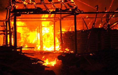  Bursa maytaplar kereste deposunu yaktı, evler zarar gördü!