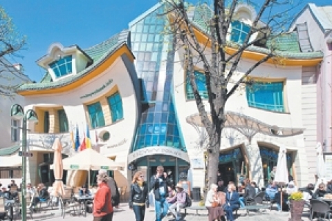  Polonya'daki yamuk bina bir alışveriş merkezi!