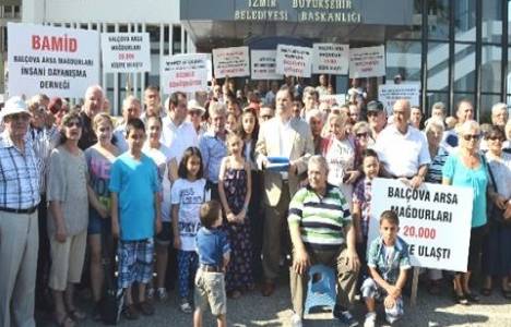 Balçova arsa mağdurları Büyükşehir Belediyesi'nin önünde imar duası etti!