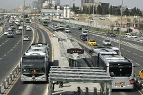 Küçükçekmece Metrobüs Durağı'nın ayağı yola ayak uyduramadı!