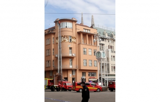 Hırvatistan daki depremde Zagreb Katedrali nin güney kulesi büyük hasar gördü!